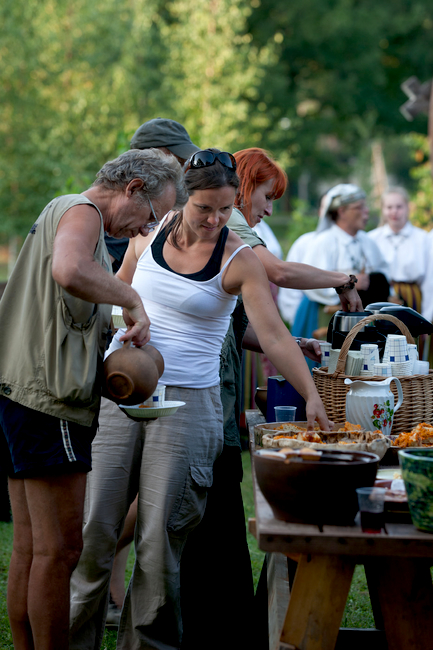 Ilumäe muusuemipäeva eine murul 8.8.2013