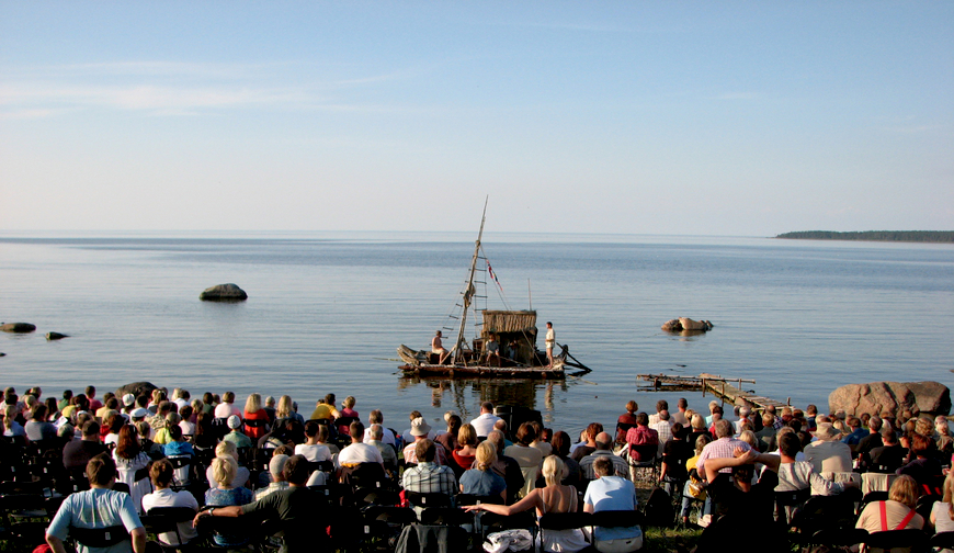 2009. juulis Toomas Hussari vabaõhunäitemäng "Kon-Tiki" Käsmu Meremuuseumi rannas