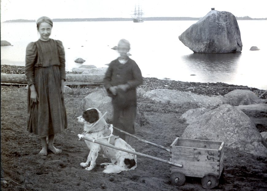 Lapsed Käsmu rannas, taamal Lemeti kivi 1898