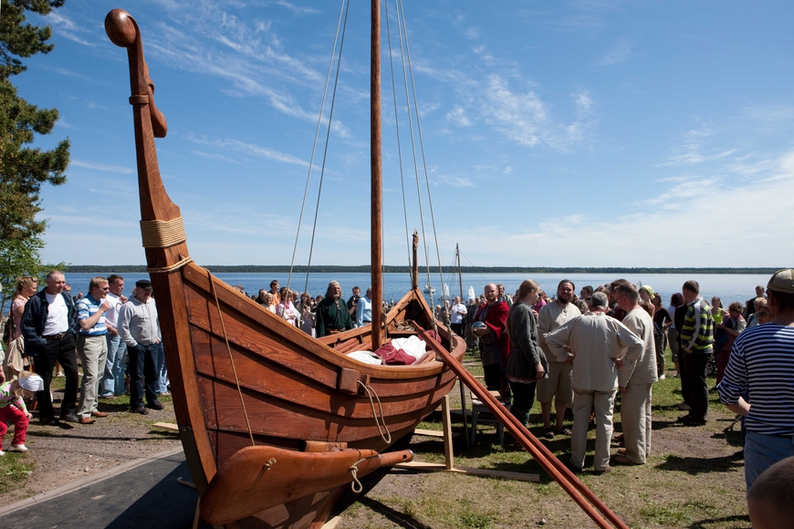 Viikingilaev "Aimar" veeskamine 6. juunil, 2010. Allikas: Aarne Vaigu erakogu, foto: Toomas Tuul.