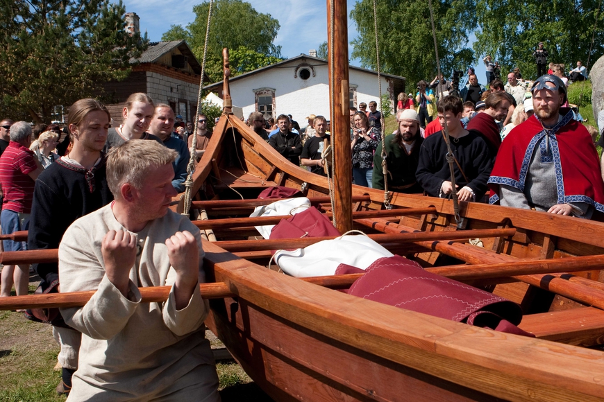 Viikingilaev "Aimar" veeskamine 6. juunil, 2010. Allikas: Aarne Vaigu erakogu, foto Toomas Tuul