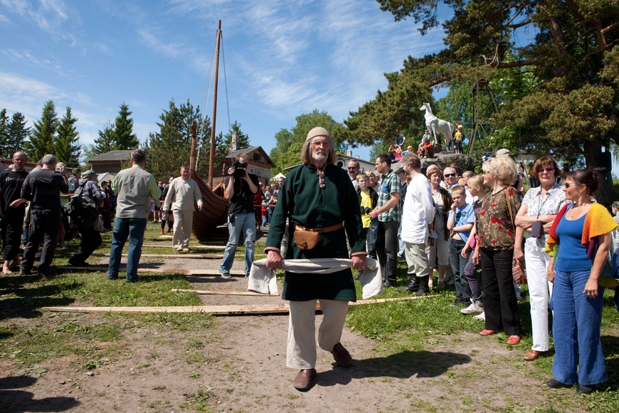 Viikingilaev "Aimar" veeskamine 6. juunil, 2010. Allikas: Aarne Vaigu erakogu, foto: Toomas Tuul