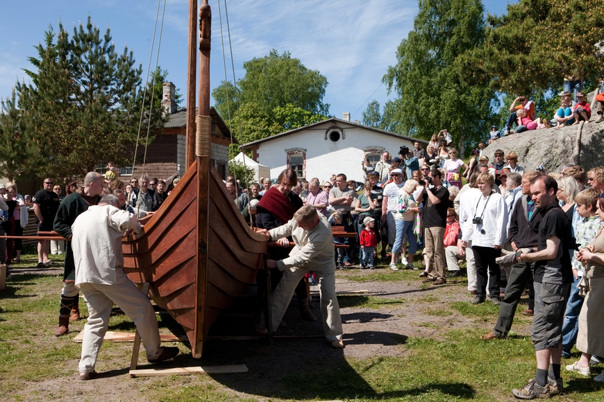 Viikingilaev "Aimar" veeskamine 6. juunil, 2010. Allikas: Aarne Vaigu erakogu, foto: Toomas Tuul