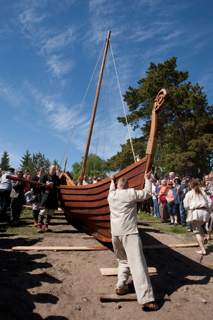 Viikingilaev "Aimar" veeskamine 6. juunil, 2010.  Allikas: Aarne Vaigu erakogu, foto: Toomas Tuul