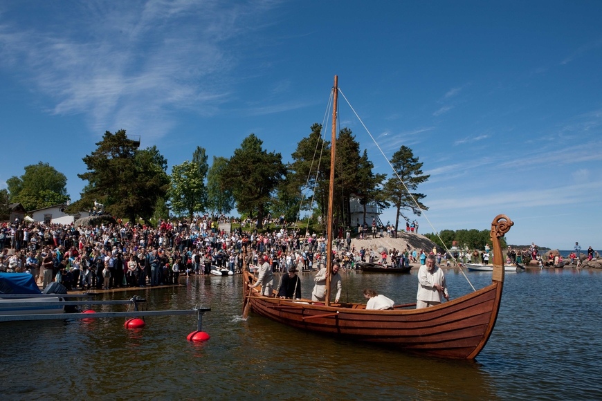 Viikingilaev "Aimar" veeskamine 6. juunil, 2010. Allikas: Aarne Vaigu erakogu, foto: Toomas Tuul