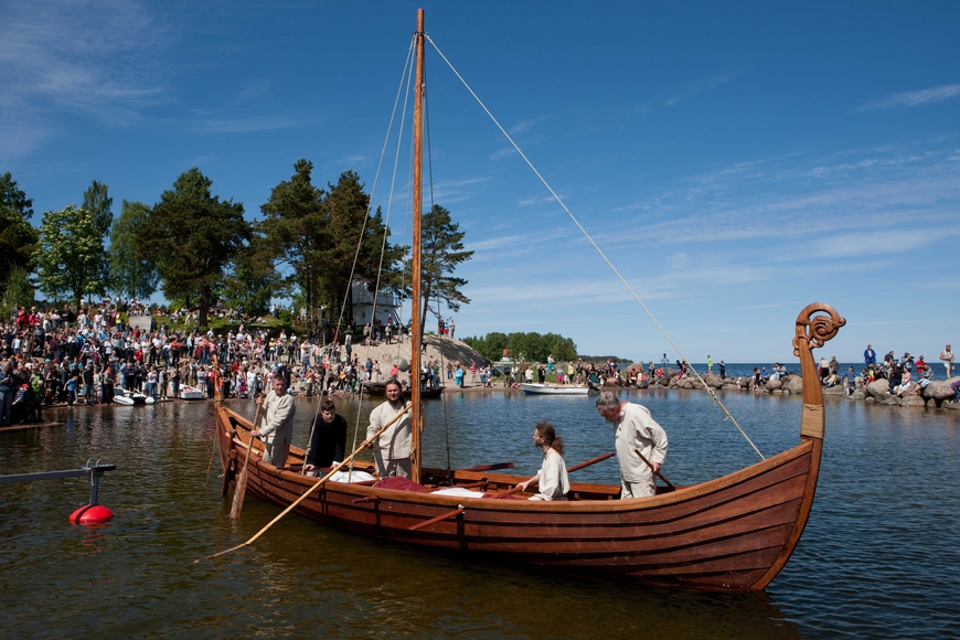 Viikingilaev "Aimar" veeskamine 6. juunil, 2010. Allikas: Aarne Vaigu erakogu, foto: Toomas Tuul