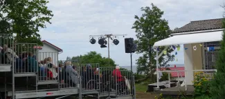 Käsmu Meremuuseum - vaade "Viinakurat" etenduse publikule