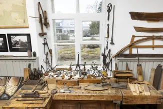 Käsmu Meremuuseum - Puidutööpink ehitustööriistadega merendustoas