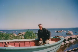 Käsmu Meremuuseum - Harri Sandstrom oma vastvalminud paadis, kodu lautris