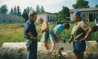 Käsmu Meremuuseum - 1998 Aarne Vaigu haabjategu esiplaanik Eerik Kaarend ja Ülo Vinter, tagaplaanil Priit Parts ja Aarne Vaik