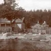 Vaabu talu esiplaanil elumaja, merepoolse verandaga