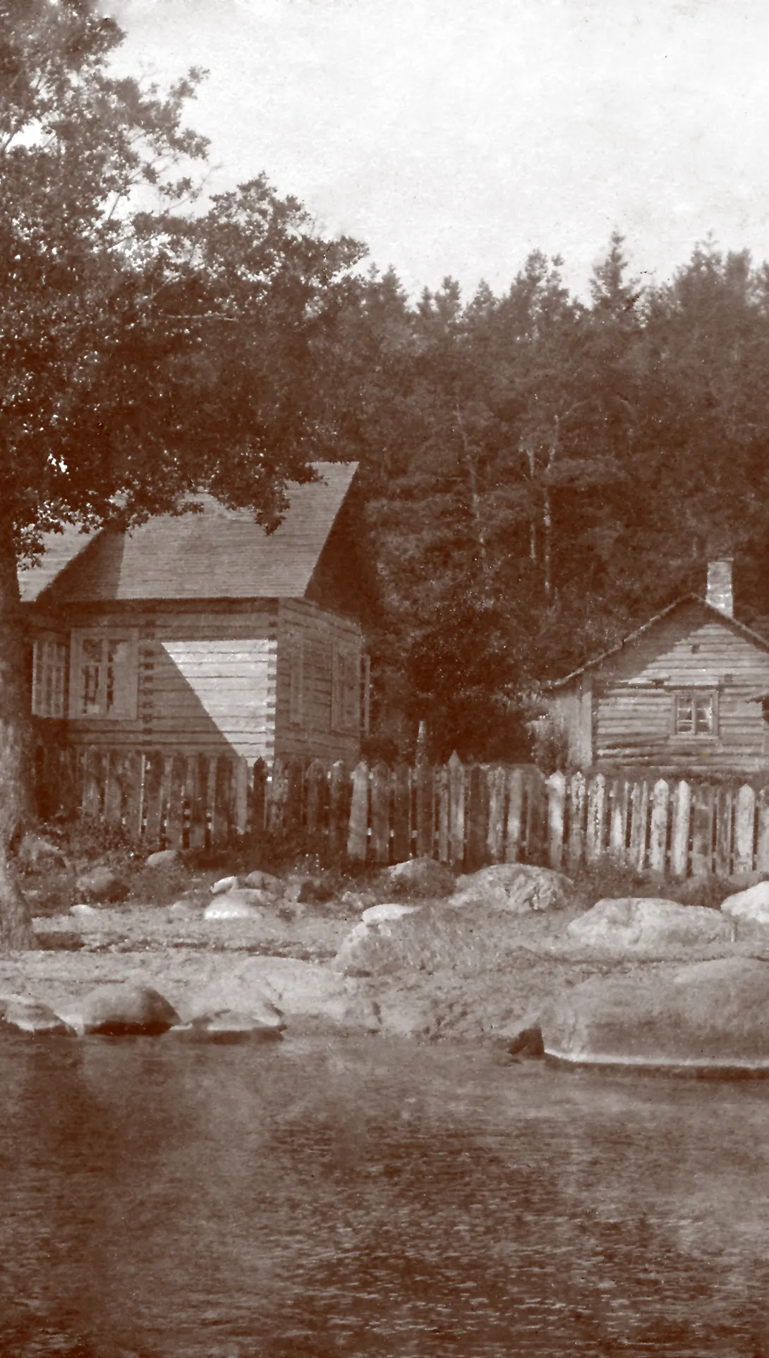 Vaabu talu esiplaanil elumaja, merepoolse verandaga