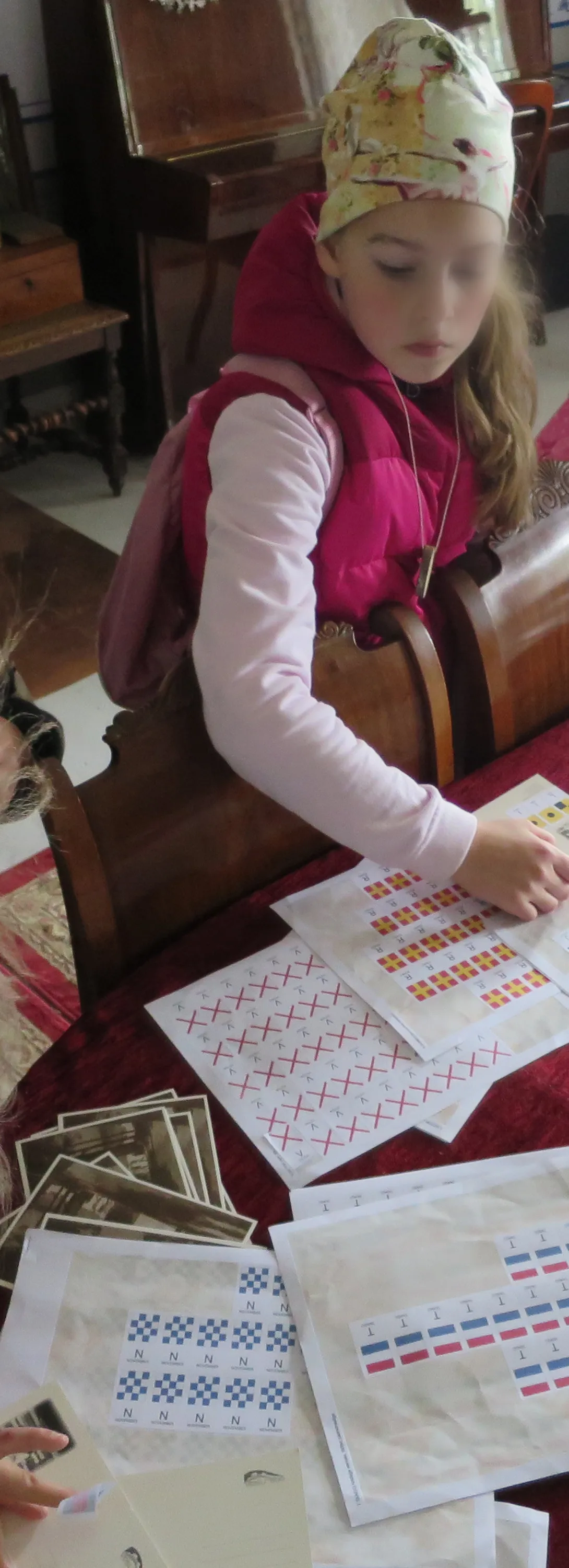 Käsmu Meremuuseum - Õpilased signaallipu kleepsudega oma eesnime postkaardile kleepimas