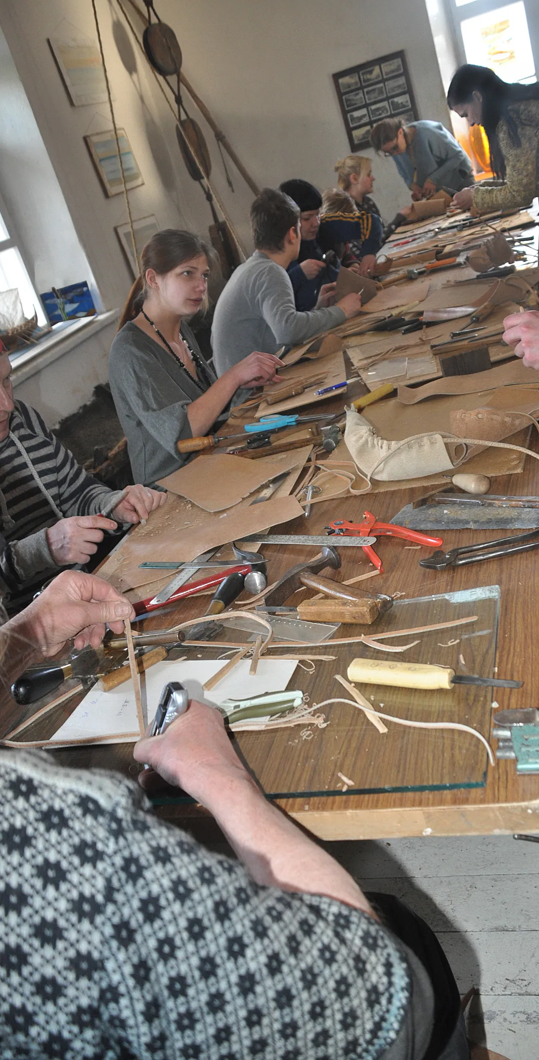 Käsmu Meremuuseum - Pastlakursus pika töölaua taga