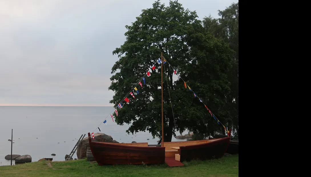 Käsmu Meremuuseum - Istumispaat lipuehtes