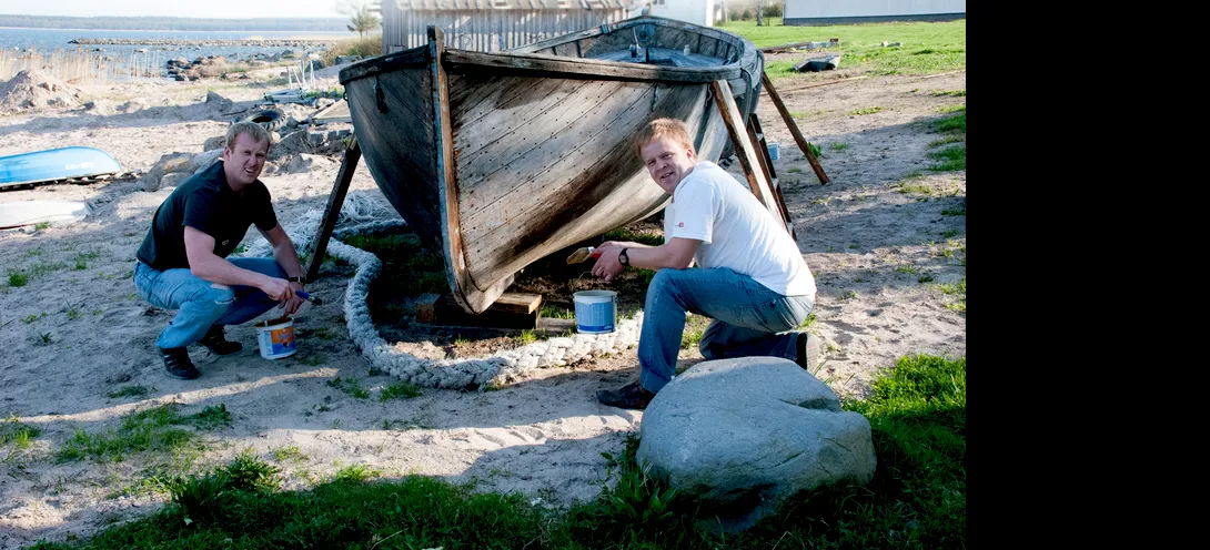 Käsmu Meremuuseum - Valge maapaadi meistrid värvimistöödel, ajalooline tammepuust päästepaat