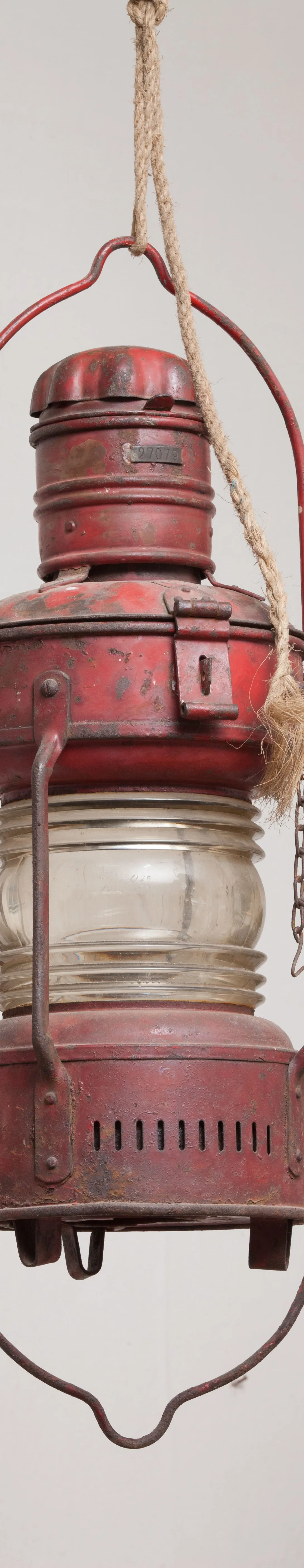 Käsmu Meremuuseum - Laeva mastilatern, pun., valge klaas KK/MER_288